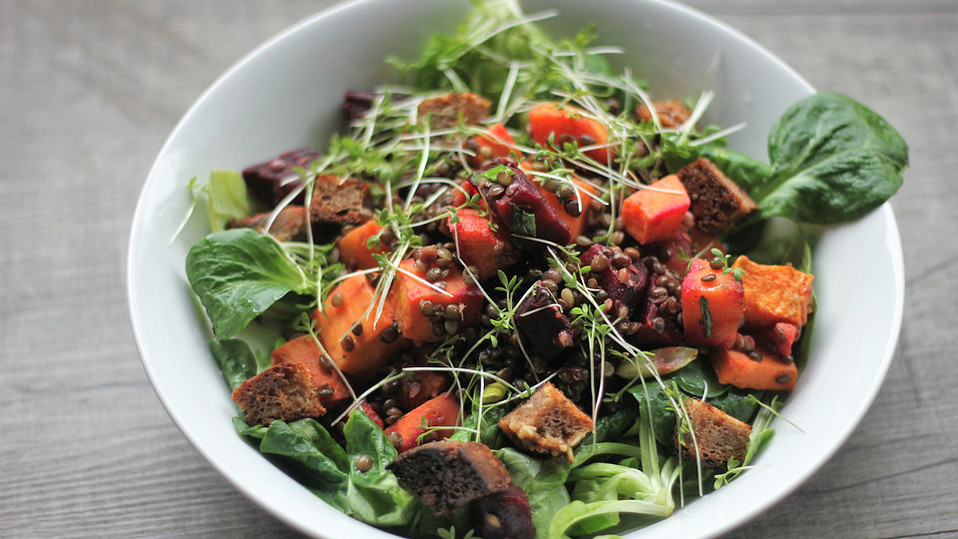 Gebackene-S-kartoffeln-und-Rote-Bete-mit-Linsen-auf-Feldsalat