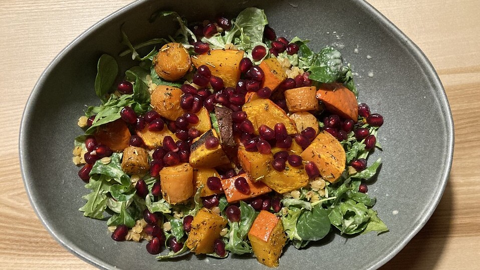 Gebackene Süßkartoffeln und Rote Bete mit Linsen auf Feldsalat von ...