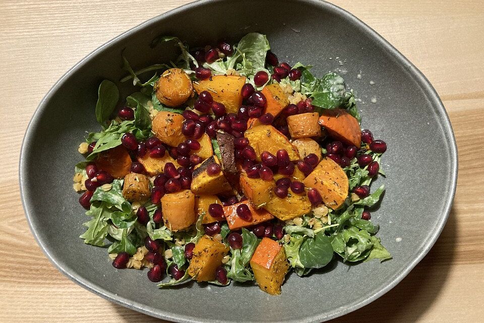 Gebackene Süßkartoffeln und Rote Bete mit Linsen auf Feldsalat