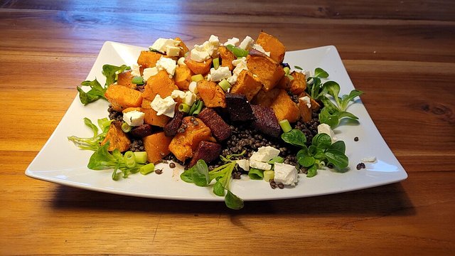Gebackene Süßkartoffeln und Rote Bete mit Linsen auf Feldsalat von ...