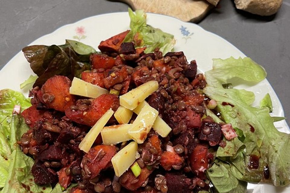 Gebackene Süßkartoffeln und Rote Bete mit Linsen auf Feldsalat