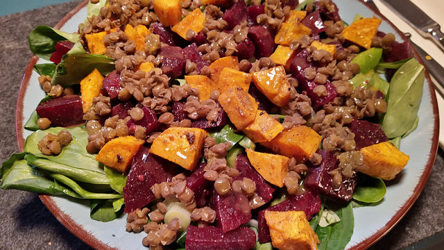 Gebackene Süßkartoffeln und Rote Bete mit Linsen auf Feldsalat von ...