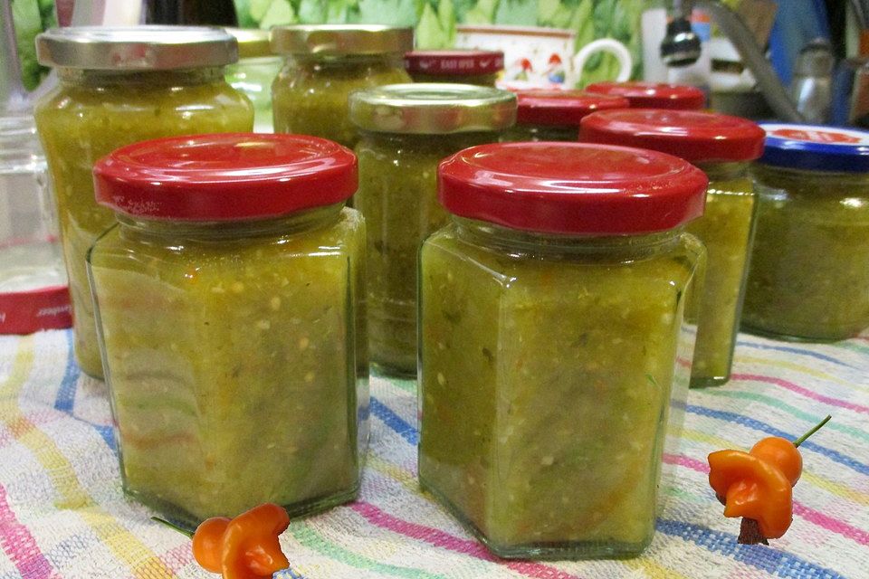 Salsa Verde mit grünen Tomaten und Glockenchilis