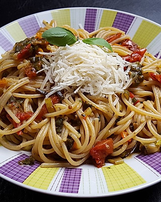 Spaghetti mit Datteltomaten in Basilikumöl