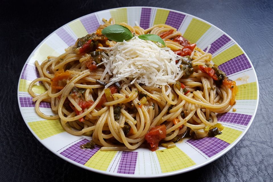 Spaghetti mit Datteltomaten in Basilikumöl