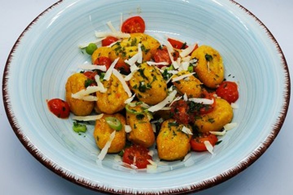 Kürbisgnocchi an Cherrytomaten mit Röstzwiebeln