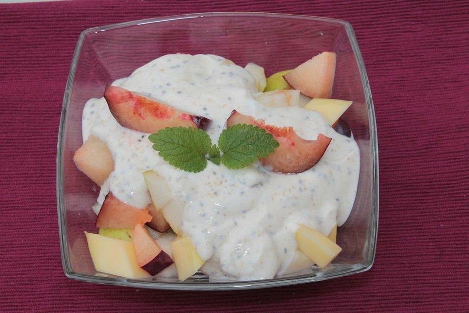 Bunter Obstteller mit Chia-Sahne-Joghurt