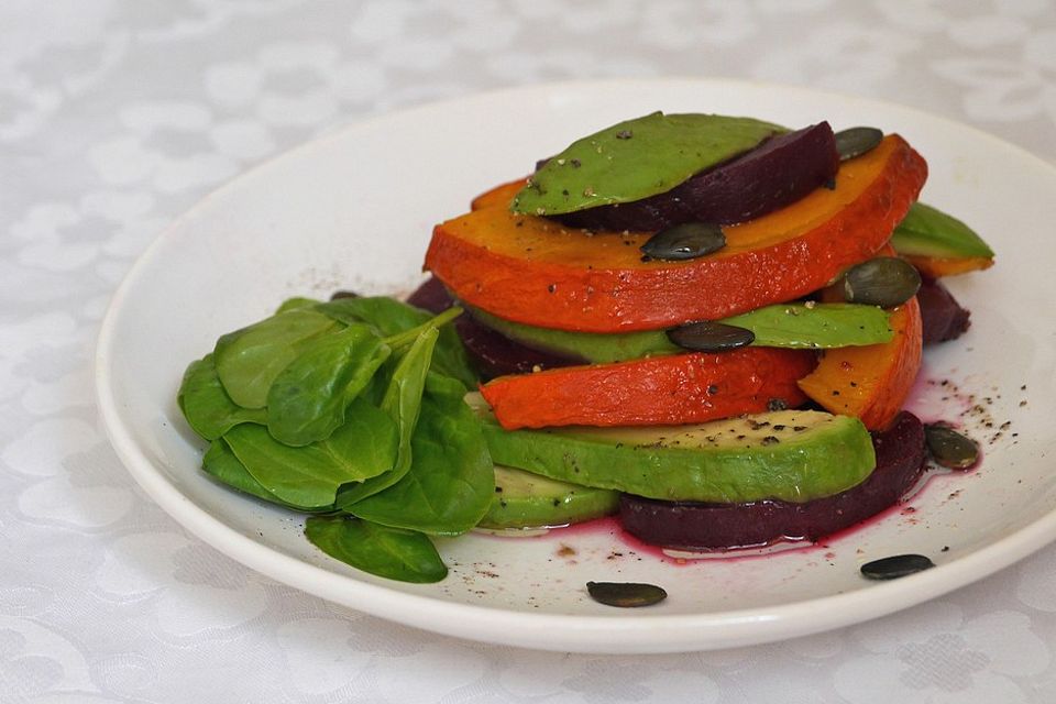 Gebackene Kürbisspalten mit Avocado und Rote Bete