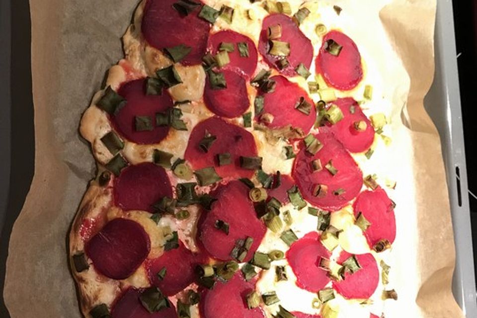 Rote Bete-Flammkuchen mit Ziegenkäse