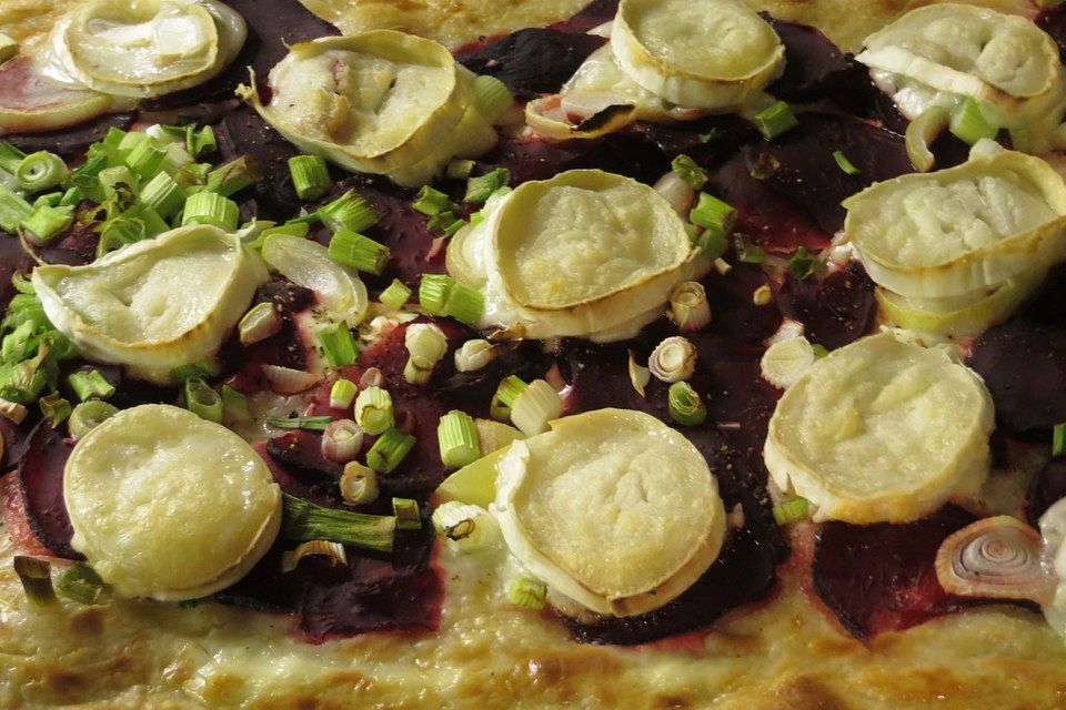 Rote Bete-Flammkuchen mit Ziegenkäse