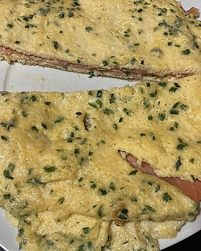 Lachs-Omelette auf der rustikalen Bauernbrotscheibe