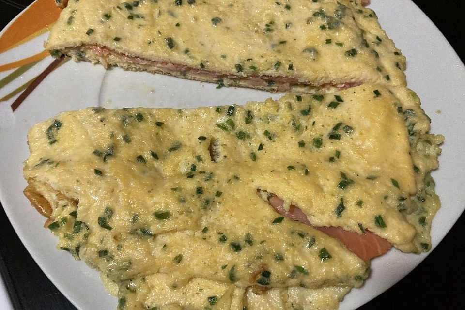 Lachs-Omelette auf der rustikalen Bauernbrotscheibe