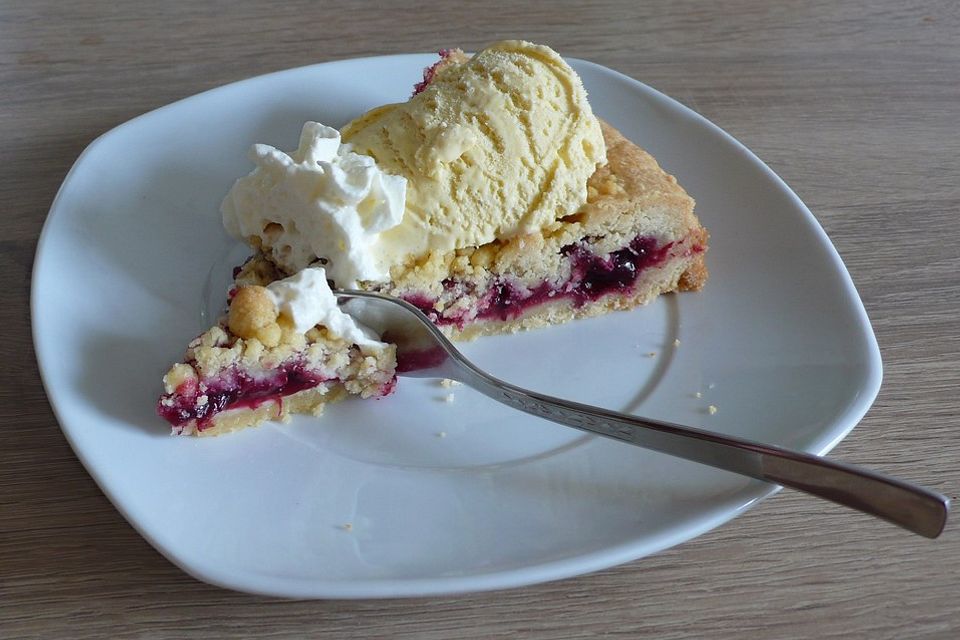 Crumble Kuchen mit Rote Grütze - Streuselkuchen