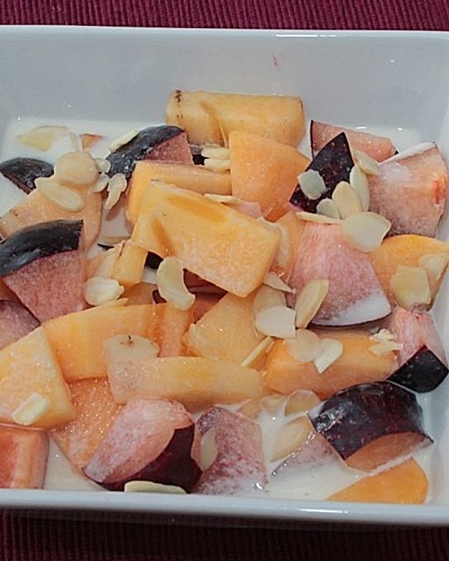 Sharonfrucht-Pflaumen-Salat mit Sahnedressing