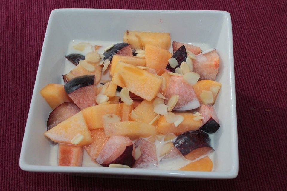 Sharonfrucht-Pflaumen-Salat mit Sahnedressing