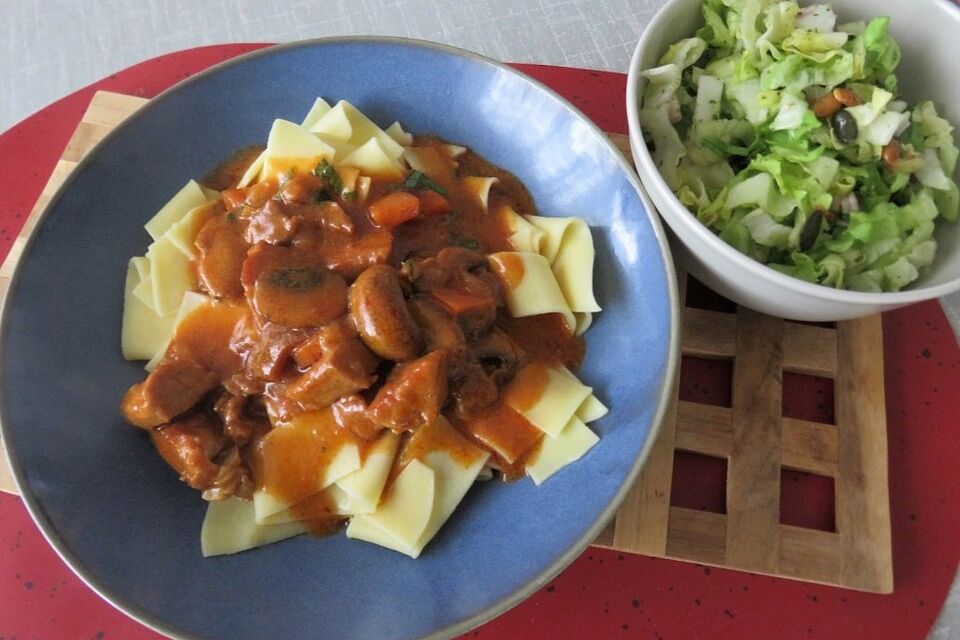 Schweinegulasch mit braunen Champignons