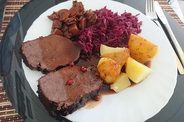 Hirschkeule in Rotwein-Preiselbeer-Sauce