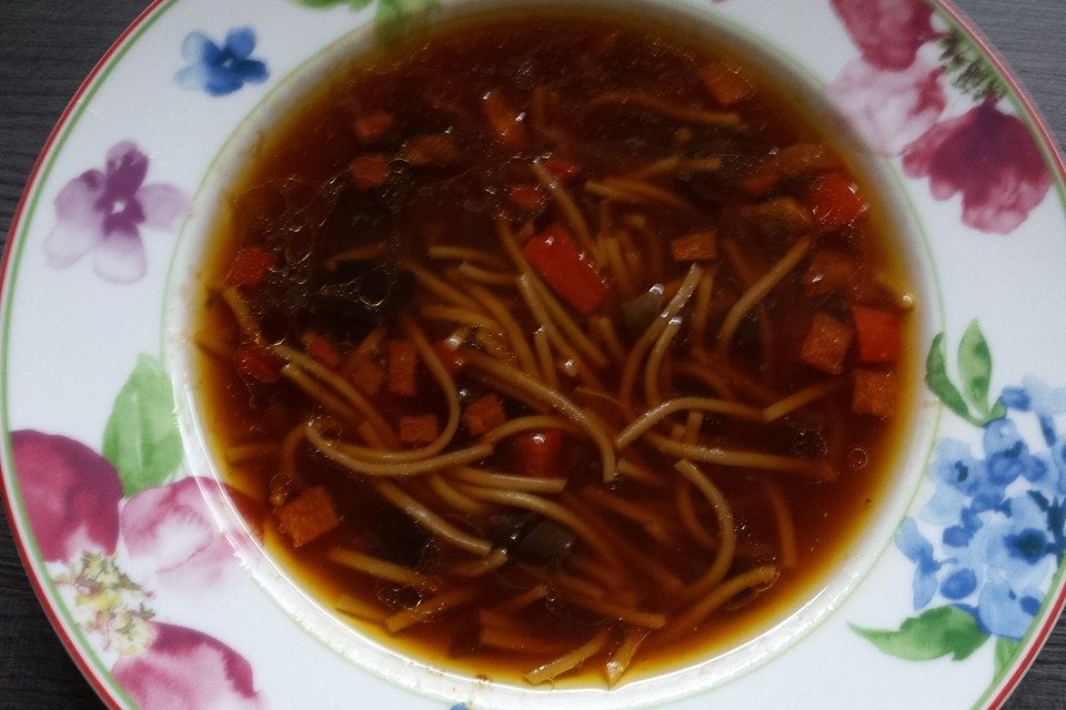 Chinesische Hühnersuppe mit Woknudeln