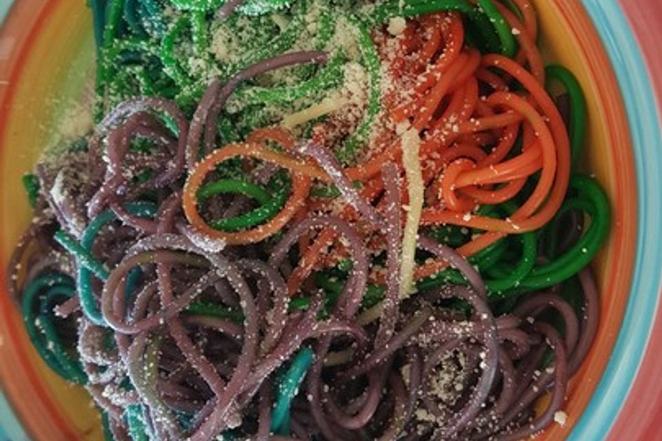 Bunte Spaghetti Würmer mit Blutsauce und Hautschuppen