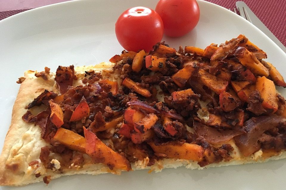 Veganer Flammkuchen mit Kürbis, Lauch und Karotte