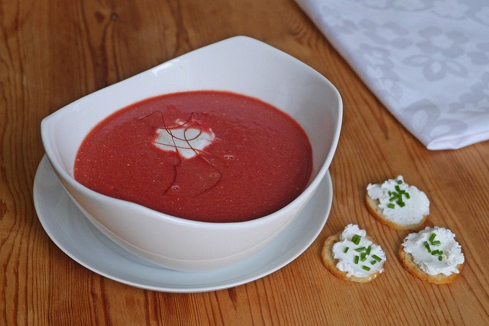 Rote Bete-Möhren-Suppe mit Ziegenfrischkäse