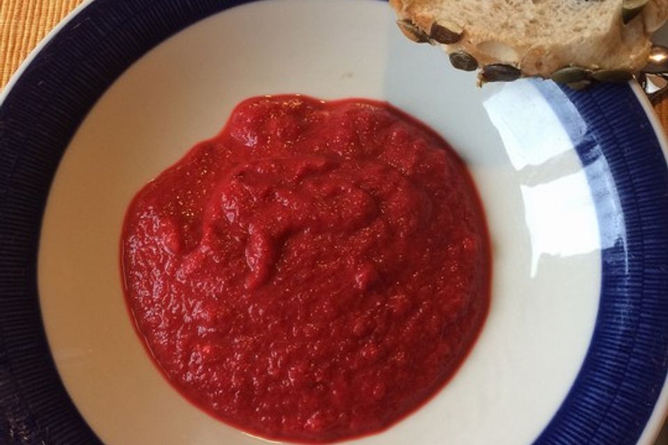 Rote Bete-Möhren-Suppe mit Ziegenfrischkäse