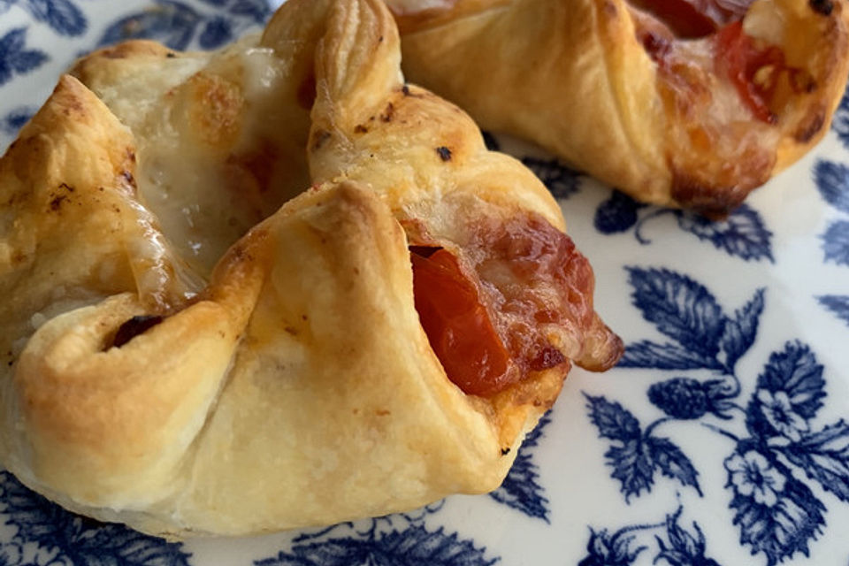 Blätterteigtaschen gefüllt mit Tomate-Mozzarella