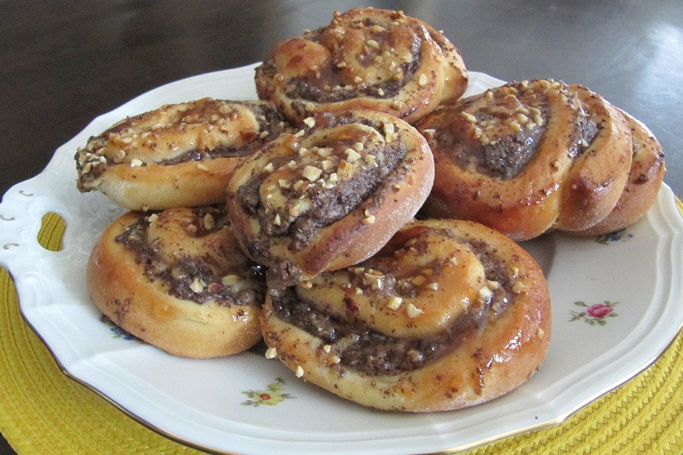 Hefeschnecken mit Quitten-Mohnfüllung