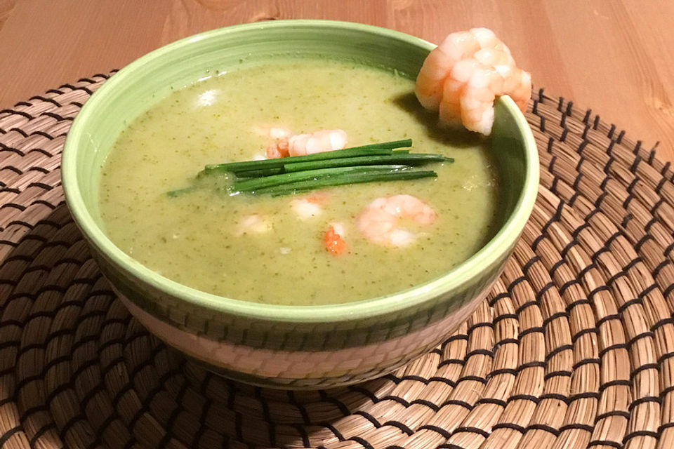 Curry-Brokkolisuppe mit Frischkäse und Garnelen