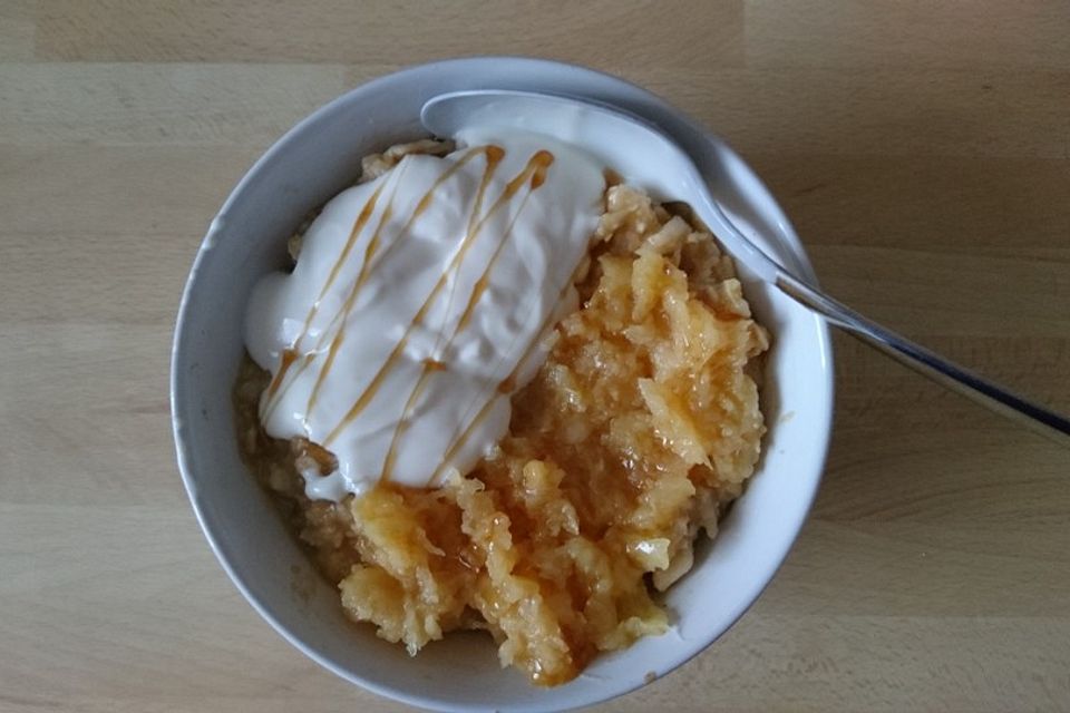 Veganes Oatmeal mit Kürbismus und Quittenkompott