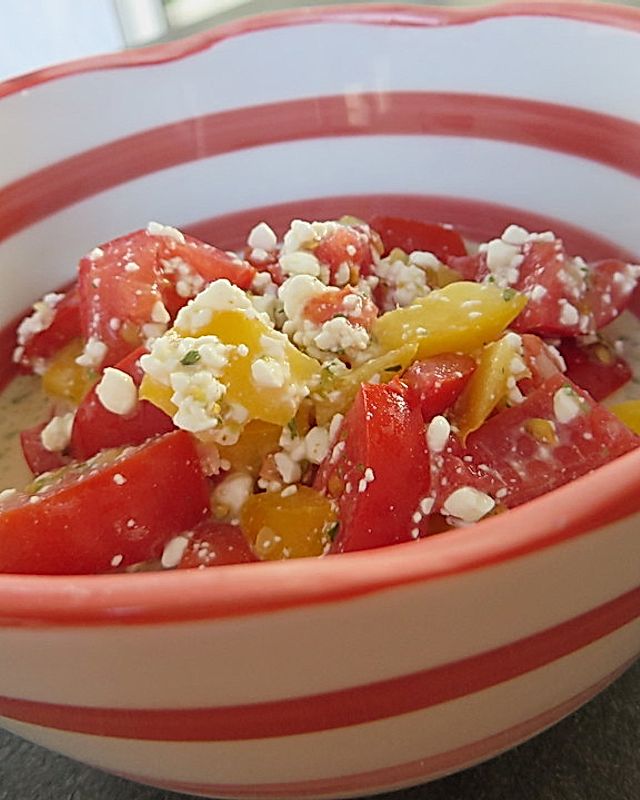 Paprika-Tomaten-Salat mit körnigem Frischkäsedressing