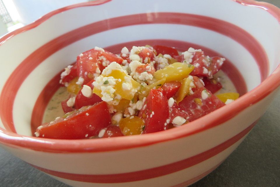 Paprika-Tomaten-Salat mit körnigem Frischkäsedressing