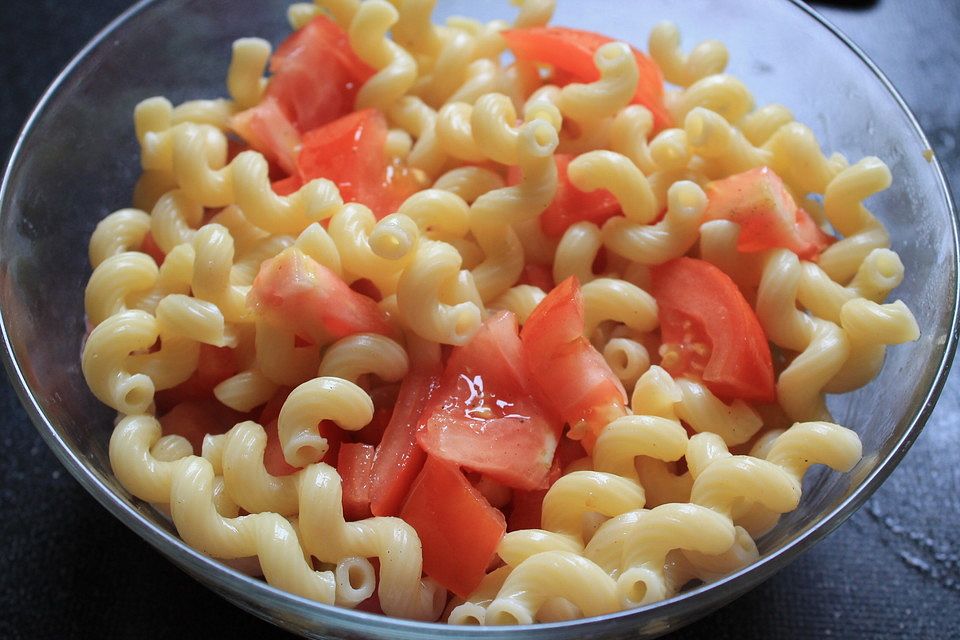 Nudel-Tomaten-Salat