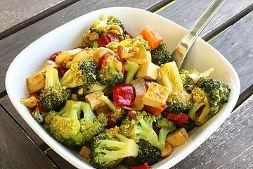 Brokkoli-Wok mit Cashews und Tofu
