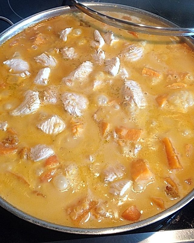 Kokos-Currysuppe mit Huhn, Gemüse und roten Linsen