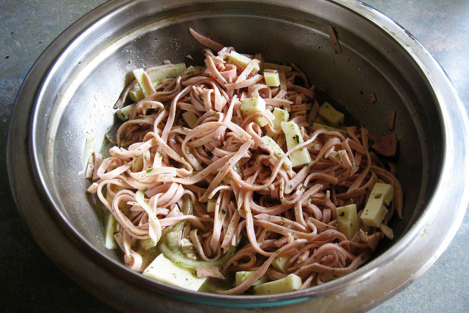 Elsässer Wurstsalat mit Emmentaler