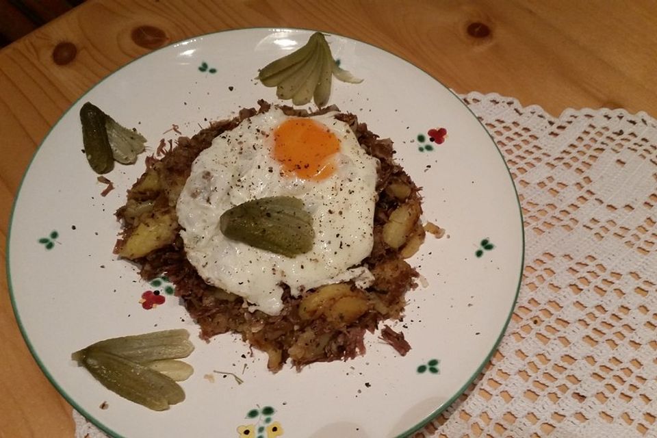 Tiroler Herren-l oder Bauerngröstl mit Ei und Gurke