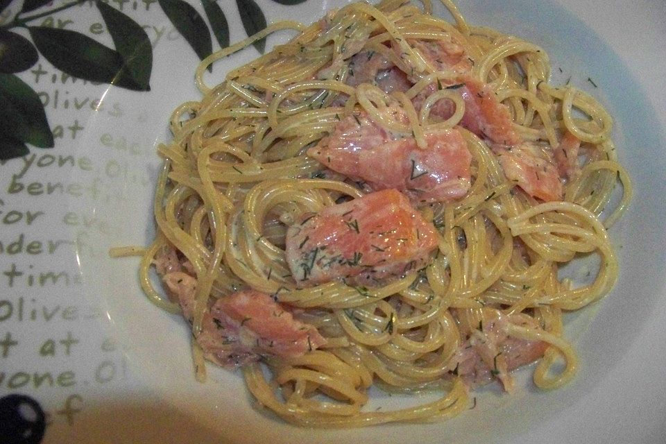 Spaghetti mit Dill-Sahne-Creme und geräuchertem Lachs