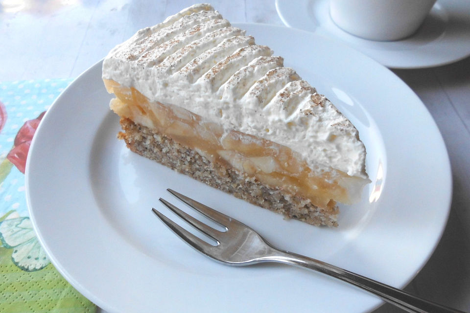 Apfeltorte mit Sahne-Schmand-Haube