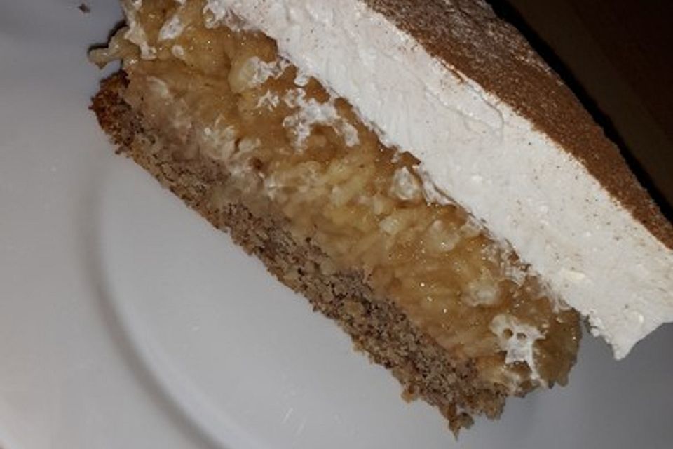 Apfeltorte mit Sahne-Schmand-Haube