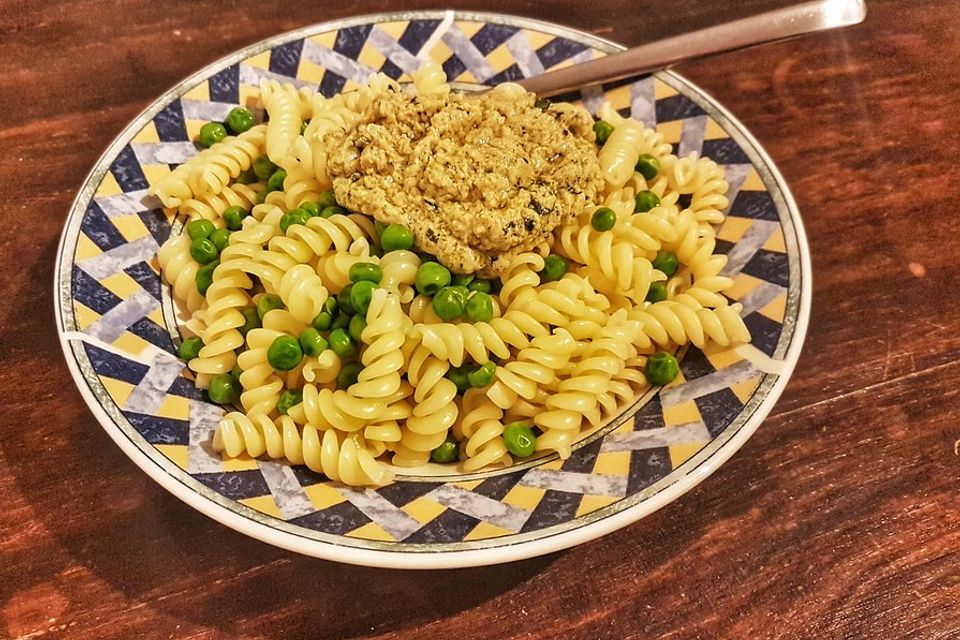 Nudelsalat mit Erbsen und Pesto