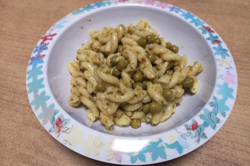 Nudelsalat mit Erbsen und Pesto