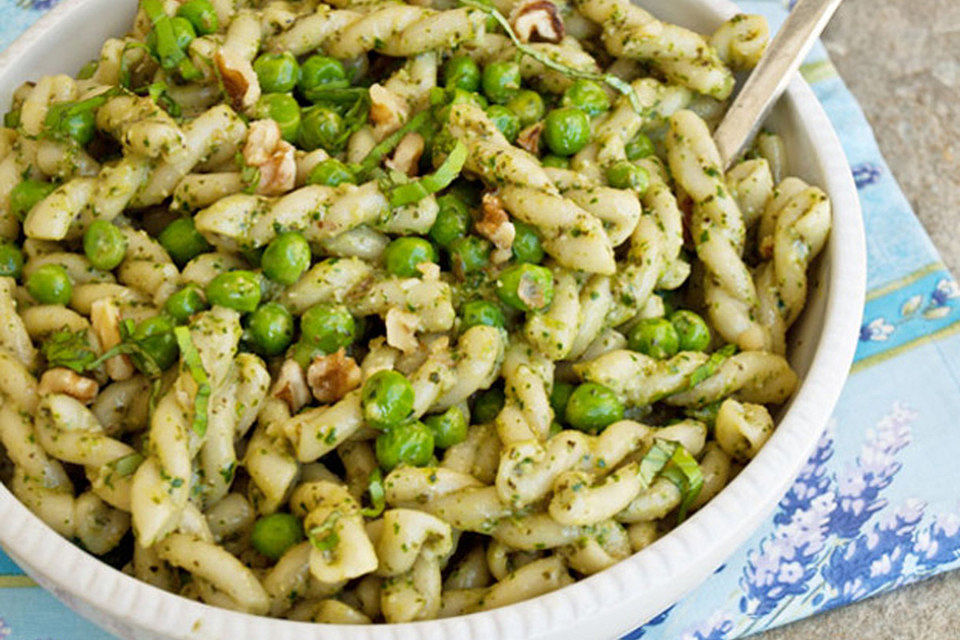 Nudelsalat mit Erbsen und Pesto