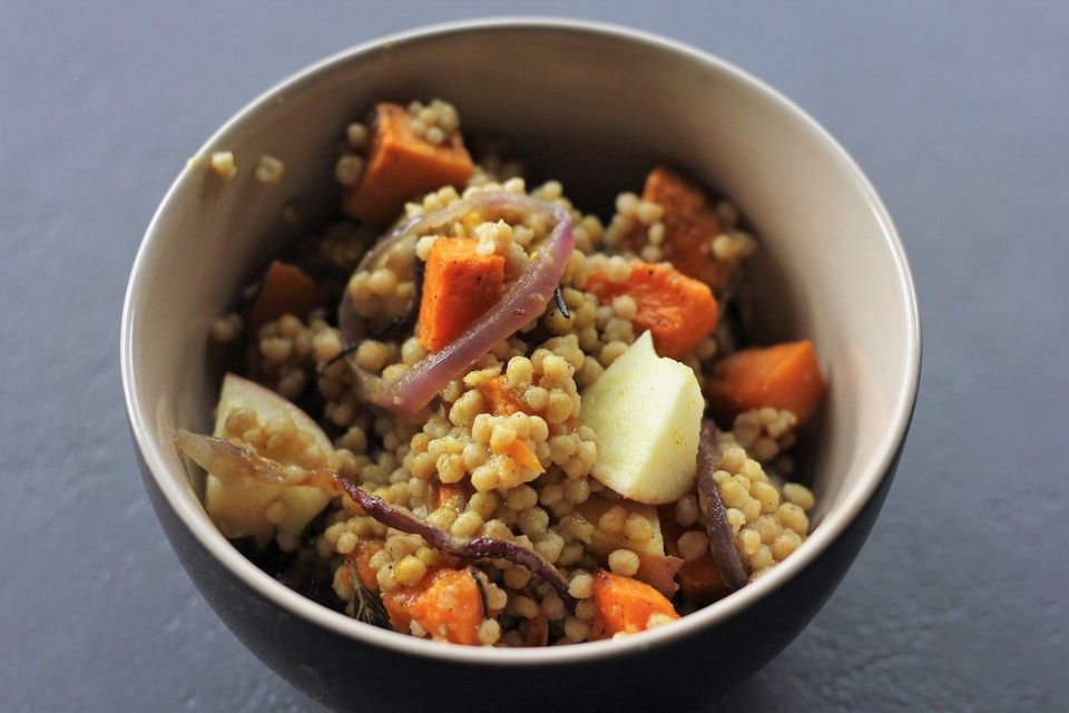 Auroras bunter Herbstsalat mit Couscous und Süßkartoffeln