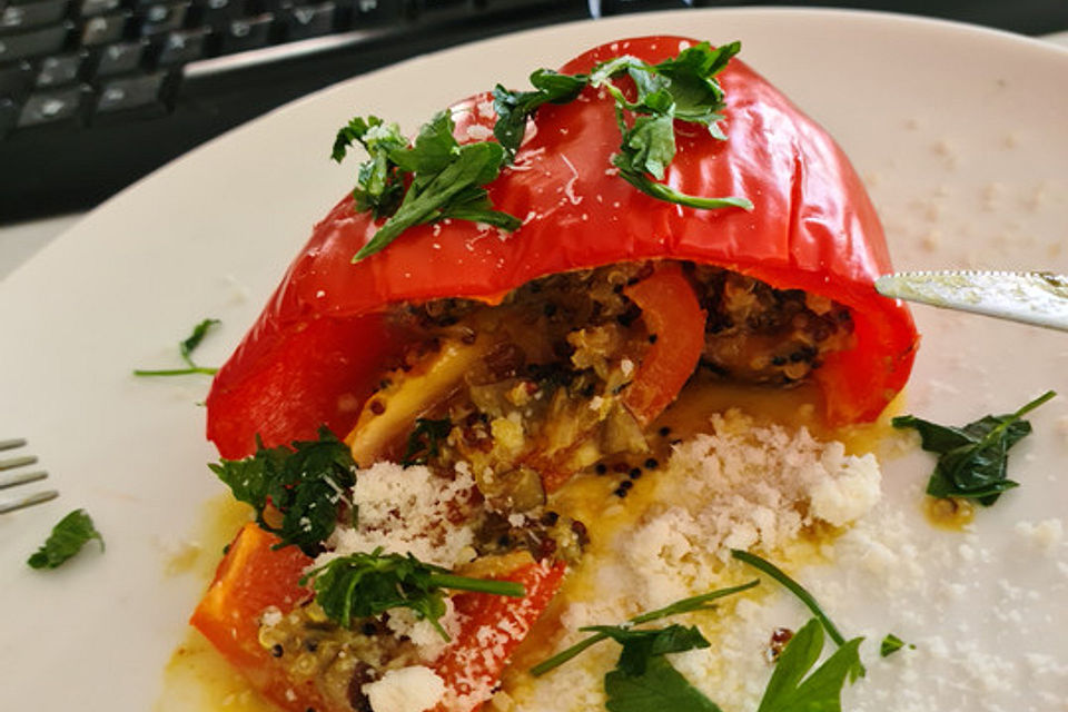 Geschmorte Paprika mit Quinoa und Pilzen