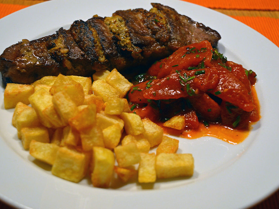 Gefülltes Rumpsteak mit Würfelkartoffeln und Ketchup-Tomaten von ...