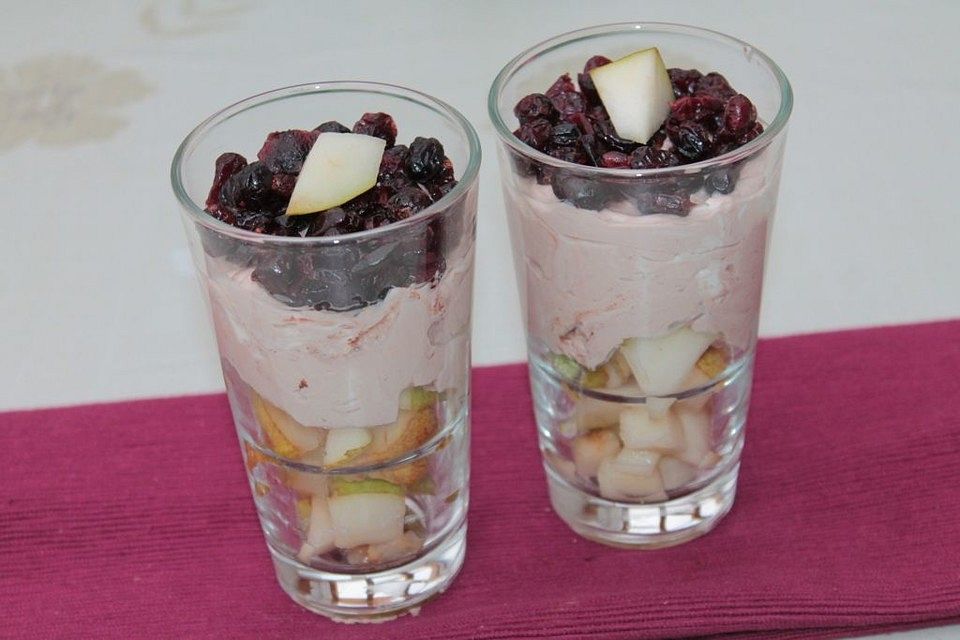 Schoko-Birnen-Schichtdessert mit Cranberries