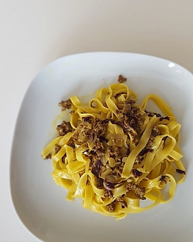 Pasta mit Hackfleisch, Radicchio und Kurkuma-Sahne-Soße