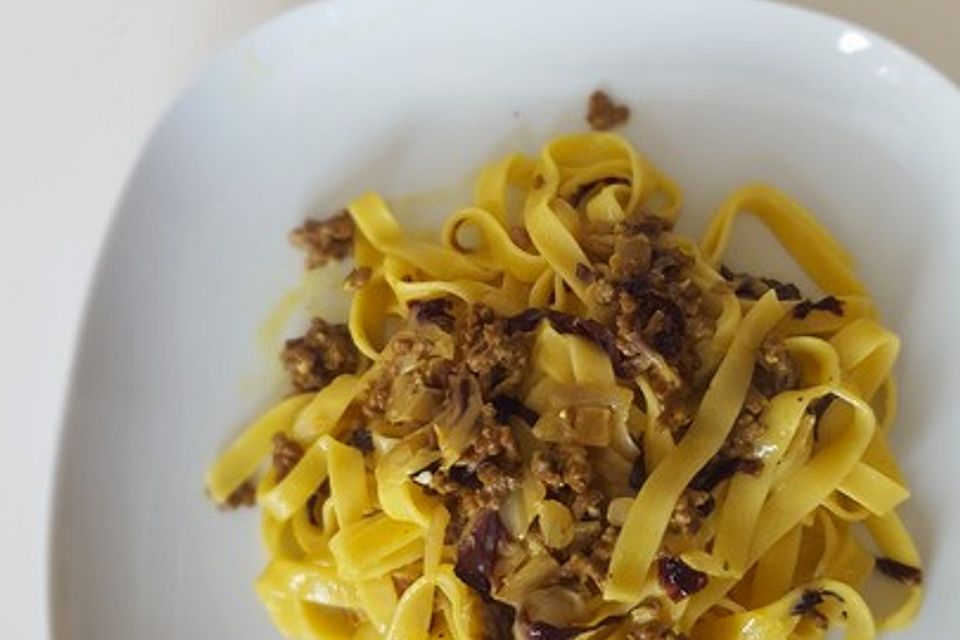 Pasta mit Hackfleisch, Radicchio und Kurkuma-Sahne-Soße