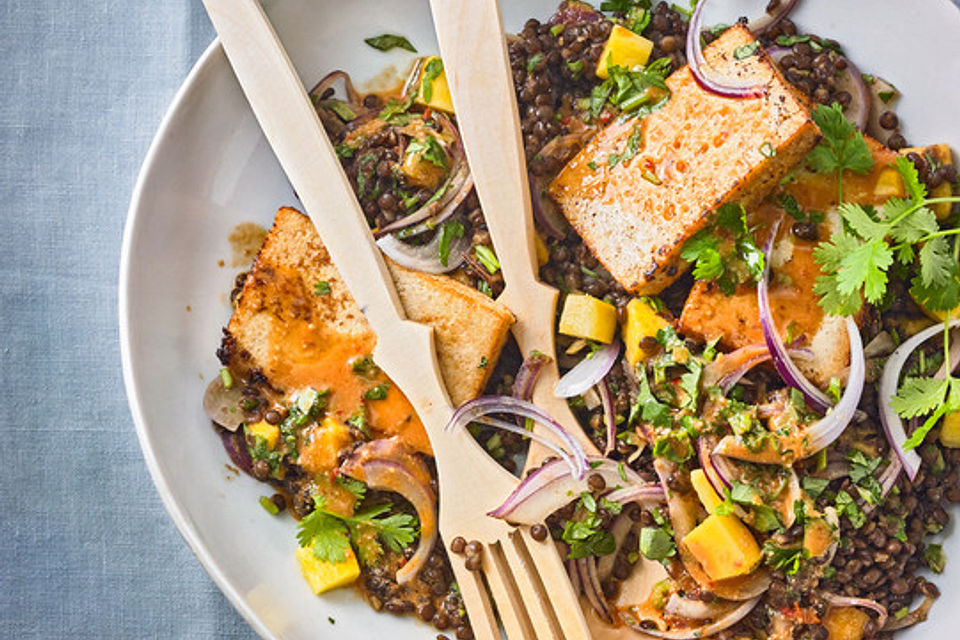 Mango-Linsensalat mit mariniertem Tofu